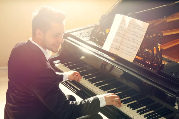 Músico tocando piano — Fotografia de Stock