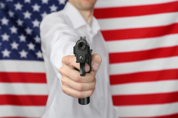 Man holding gun — Stock Photo, Image