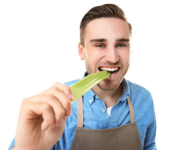Красивый мужчина ест сельдерей — стоковое фото