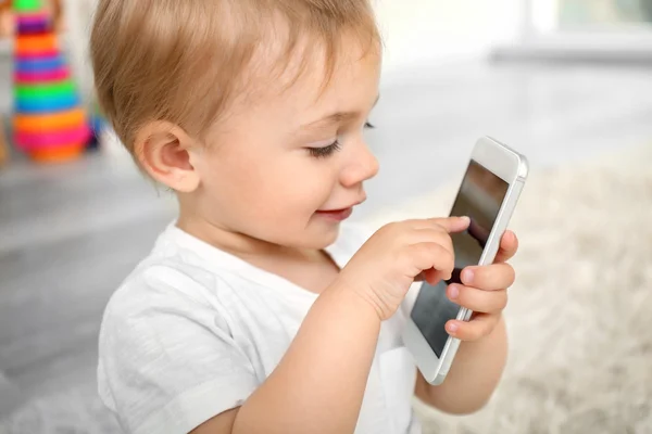 Ragazza che gioca con uno smartphone — Foto Stock