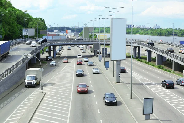 Auto's op brug weg — Stockfoto