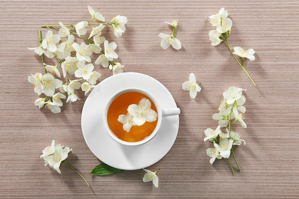 Tasse Tee mit Jasminblüten — Stockfoto