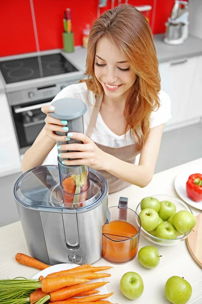 Beautiful girl making juice — Stock Photo, Image