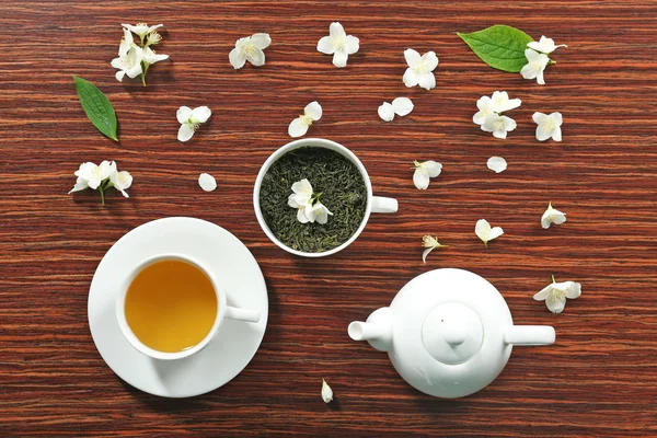Xícara de chá com flores de jasmim — Fotografia de Stock