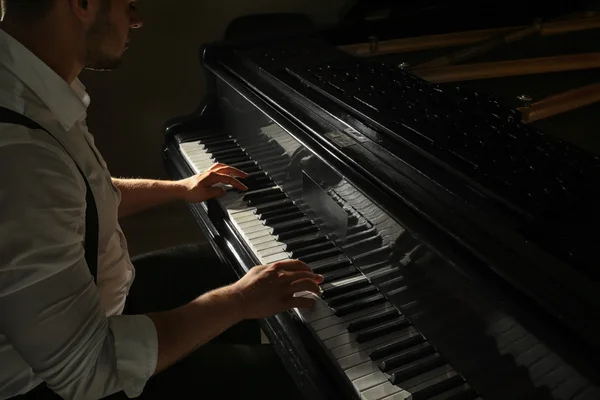 Musiker spielt Klavier — Stockfoto