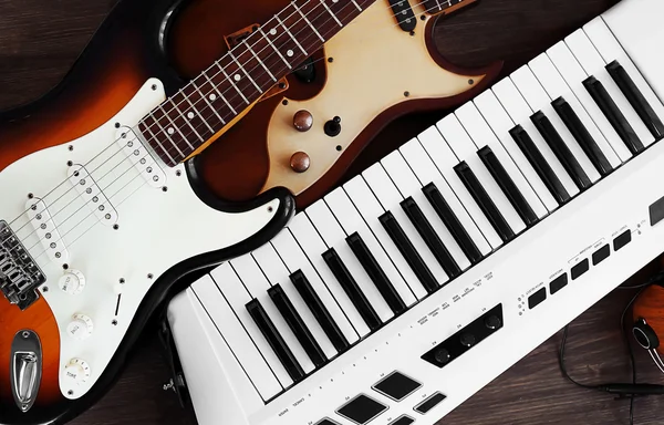 Elgitarrer och synthesizer — Stockfoto