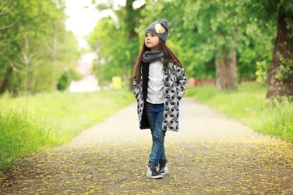 Malá dívka, která nosí stylové oblečení venku. — Stock fotografie