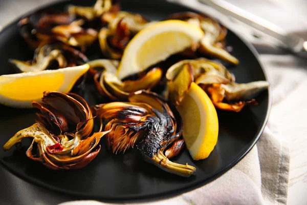 Alcachofas al horno en un plato — Foto de Stock