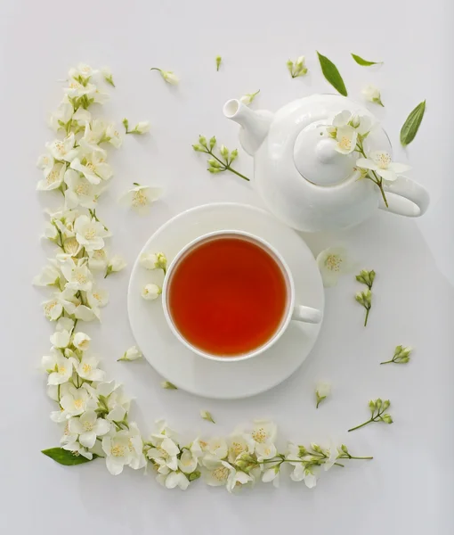 Tasse Tee mit Jasminblüten — Stockfoto