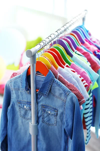 Ropa para niños colgando de perchas — Foto de Stock