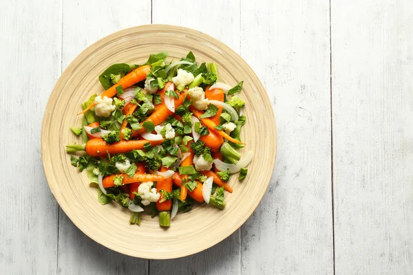 Salade fraîche aux petites carottes — Photo