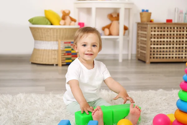 Carino bambino ragazza giocare — Foto Stock