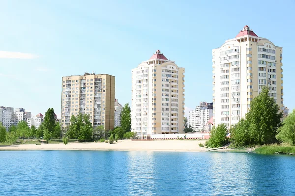 Mehrstöckige Gebäude — Stockfoto