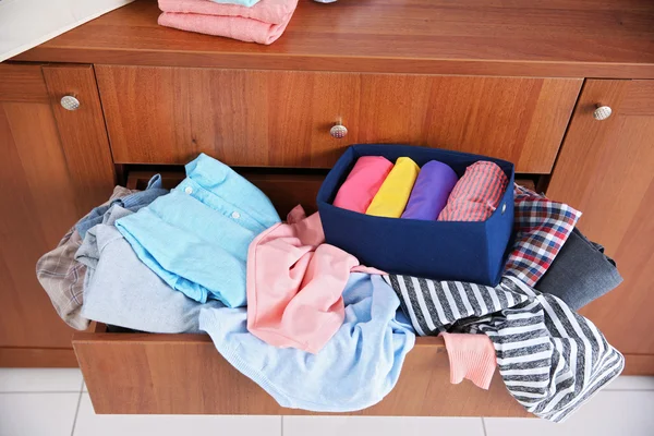 Hromada oblečení v zásuvce — Stock fotografie
