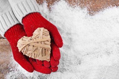 mittens dekoratif kalp ile elinde 