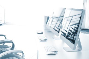 Ofisindeki modern bilgisayarlar