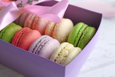 hediye kutusunda renkli macaroons