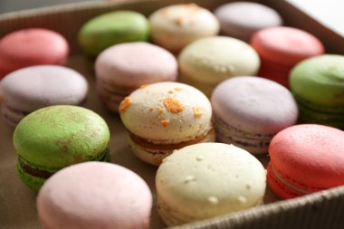Kağıt kutusu içinde renkli macaroons
