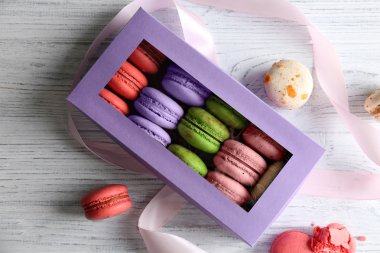 hediye kutusunda renkli macaroons 