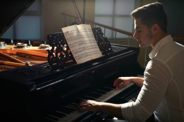 Piyano çalan müzisyen