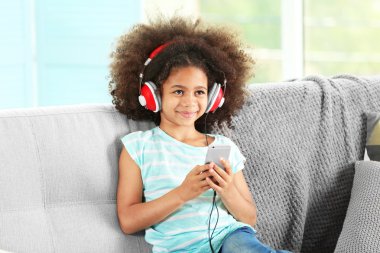 Şirin Afrikalı kız müzik dinleme 