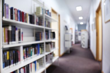 Koridor arasında kitap rafı