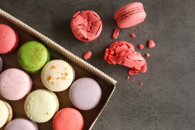 Kutusunda renkli macaroons 