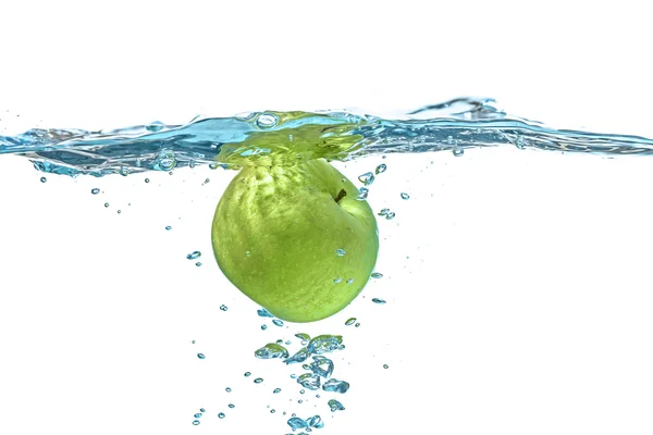 Groene appel vallen in water — Stockfoto