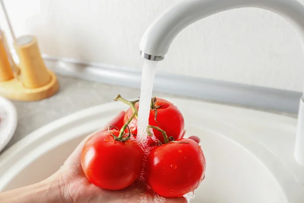 Hembra lavando tomates — Foto de Stock