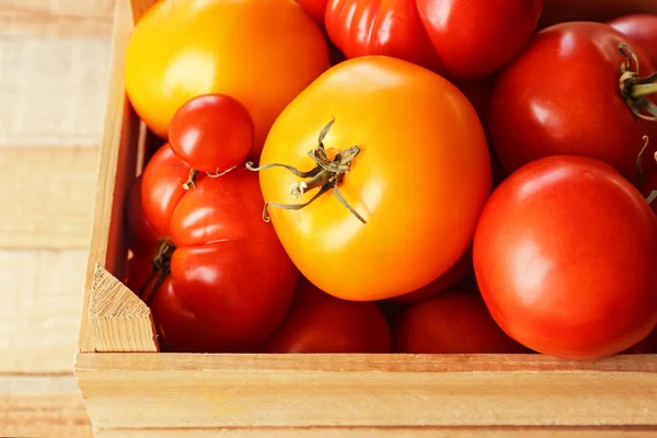 Tomaten in houten kist — Stockfoto