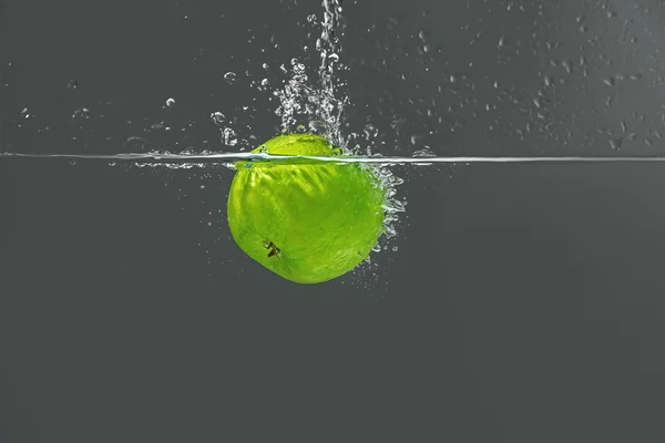 グリーンアップルが水に落ちる — ストック写真