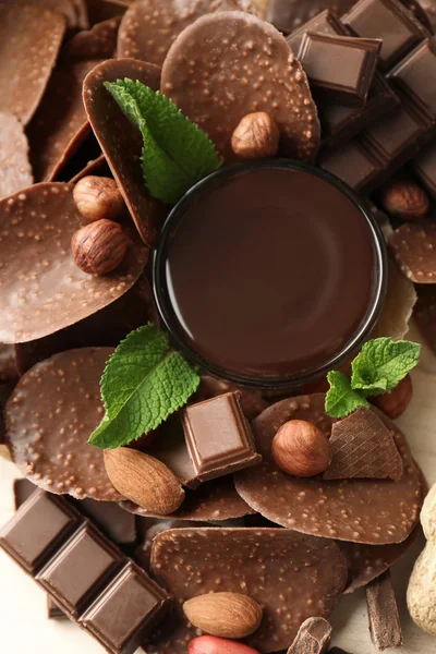 Gesmolten chocolade in een glazen kom en chips — Stockfoto