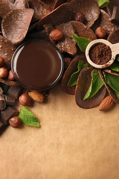 Geschmolzene Schokolade in Glasschale und Chips — Stockfoto