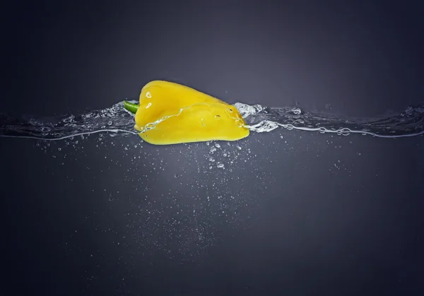 Pepe giallo che cade in acqua — Foto Stock