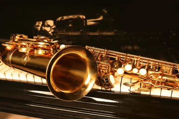 Piano and saxophone, closeup — Stock Photo, Image