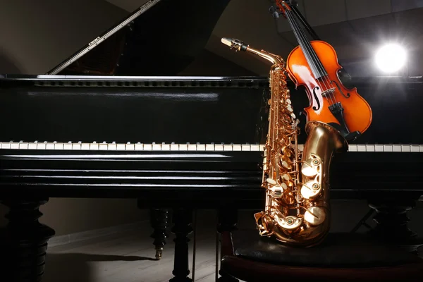 Violon avec saxophone et piano — Photo