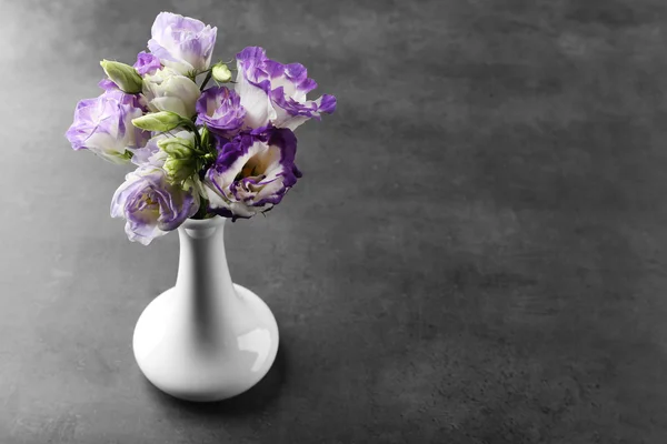 Gyönyörű virágok vázában — Stock Fotó
