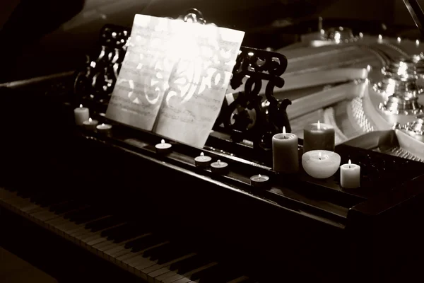 Όμορφο πιάνο με κεριά — Φωτογραφία Αρχείου