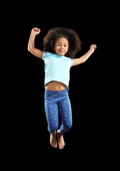 Szczęśliwa dziewczyna Afryki, skoki — Zdjęcie stockowe