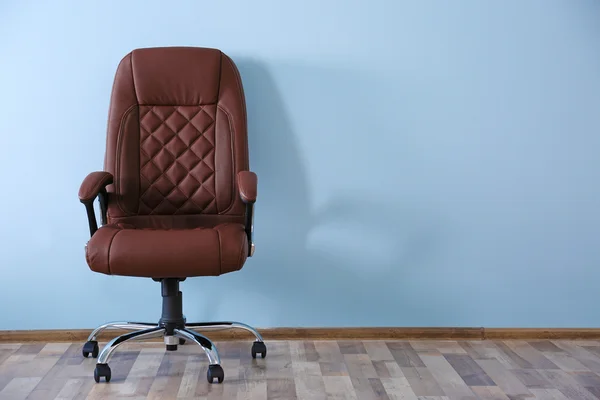 Новий офісний стілець — стокове фото
