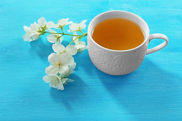 Tazza di tè con fiori di gelsomino — Foto Stock