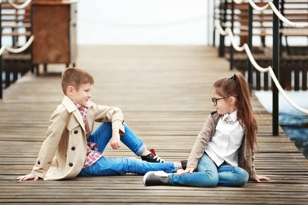 Lite barn bära snygga kläder — Stockfoto