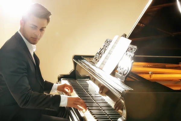 Músico tocando el piano — Foto de Stock