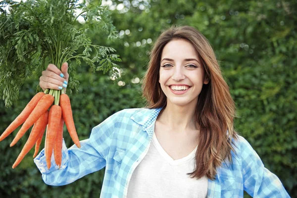 Bella ragazza mangiare carota — Foto Stock