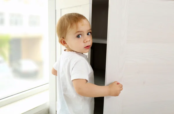 Schattig baby meisje spelen — Stockfoto