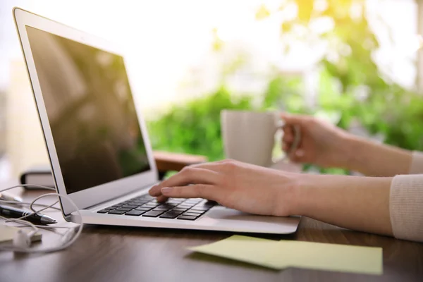 Női kéz dolgozik a laptop — Stock Fotó