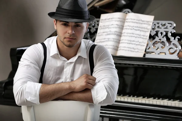 Bellissimo musicista con pianoforte — Foto Stock