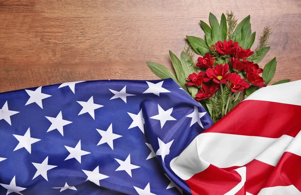 Flores y bandera americana — Foto de Stock