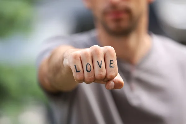 Punho de homem com tatuagem falsa — Fotografia de Stock