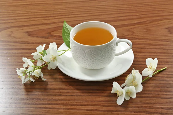 Šálek čaje s jasmínovými květy — Stock fotografie